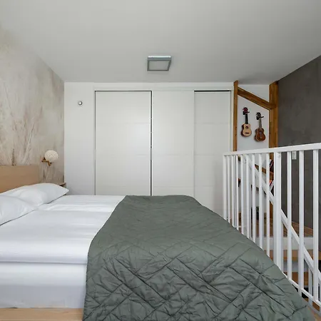 Stylowe Z Antresola, Balkonami I Miejscem Do Pracy By Renters Βρότσλαβ